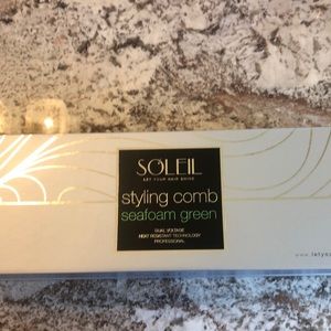 Soleil styling comb sea-foam green.  Never used!